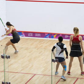 Les joueuses de squash canadiennes Samantha Cornett et Danielle Letourneau ont joué contre le Pérou. 