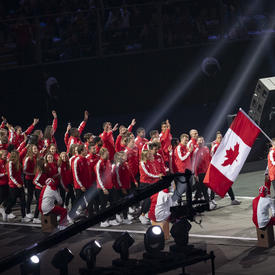 Équipe Canada est entrée dans le stade. 