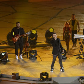 Le chanteur Luis Fonsi a performé. 