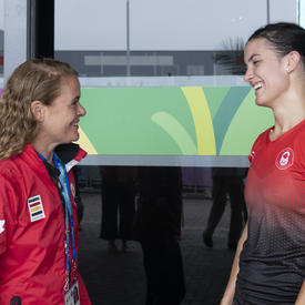 La gouverneure générale a rencontré la joueuse de squash Samantha Cornett après le match.   