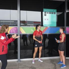 La gouverneure générale a rencontré les joueuses de squash Samantha Cornett et Hollie Naughton après leurs matchs. 