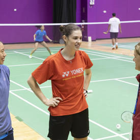 La gouverneure générale a rencontré les joueuses de badminton Michelle Li et Rachel Honderich lors d'une pratique. 