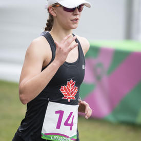 Claire Samulak compétitionne  dans la partie course du pentathlon moderne. 