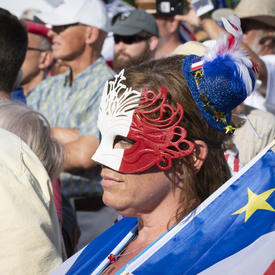 Les acadiens vêtus de leurs couleurs nationales ont assisté à un événement qui a donné le coup d'envoi du Tintamarre. 