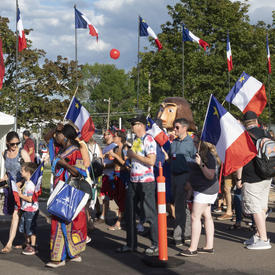 Des Acadiens vêtus de leurs couleurs nationales ont participé au Tintamarre. 