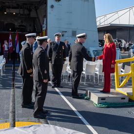 La gouverneure générale est accueillie par des membres de la Marine canadienne à bord du NCSM St John's.