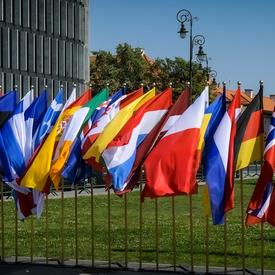 Une photo de drapeaux de pays alignés pour la cérémonie commémorant le 80e anniversaire du déclenchement de la Seconde Guerre mondiale.