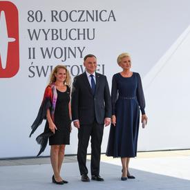 La gouverneure générale se tient aux côtés du président polonais Duda et de la première dame de Pologne.
