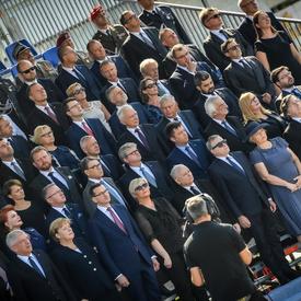 Une photo des chefs d'État, debout à la cérémonie commémorative.