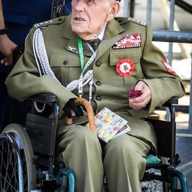 Photo d'un ancien combattant polonais en chaise roulante lors de la cérémonie commémorative.
