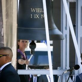 Une photo de la gouverneure générale sonnant la cloche à la cérémonie commémorative.