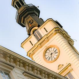 Une photo d'une tour d'horloge à Varsovie, Pologne.
