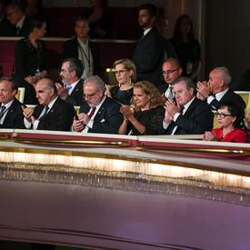 Une photo de la gouverneure générale et d'autres chefs d'État, assis à l'intérieur du Grand Théâtre à Varsovie, en Pologne.	