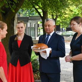 La gouverneure générale reçoit du pain et du sel, une tradition polonaise.