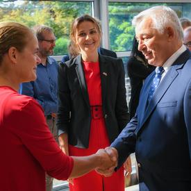 La gouverneure générale serre la main d'un employé de l'ambassade du Canada en Pologne.