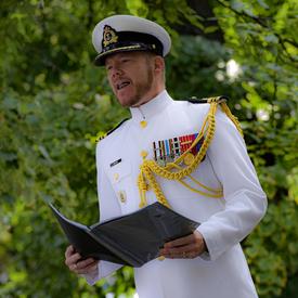 Un officier canadien lit une citation lors d'une cérémonie de remise de distinctions honorifiques canadiennes.