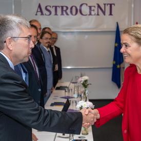La gouverneure générale serre la main d'un membre du comité de l'AstroCeNT.