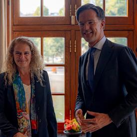 La gouverneure générale du Canada et le premier ministre des Pays-Bas prennent une photo ensemble.