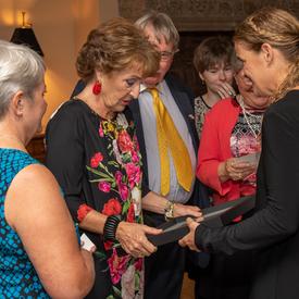 La gouverneure générale remet une photo encadrée à la princesse Margriet des Pays-Bas.