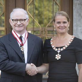 La gouverneure générale serre la main d'un récipiendaire lors d'une cérémonie de l'Ordre du Canada.