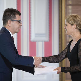 Son Excellence monsieur Marko Milisav, Ambassadeur de la Bosnie-Herzégovine, serre la main de la gouverneure générale. 