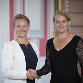 Son Excellence madame Hanne Fugl Eskjaer, Ambassadrice du Royaume du Danemark,  serre la main de la gouverneure générale. 