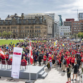 Une photo de la foule réunie à l'extérieur du Parlement pour la course de 5 km de la CCMTGC