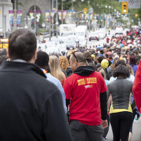 The crowd taking part in the GCWCC 5 km Walk Run Roll event.