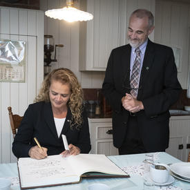 La gouverneure générale signe le livre d'or à la Maison Alphonse-Desjardins.