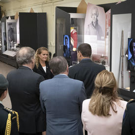 La gouverneure générale visite le musée du Régiment de la Chaudière. 