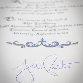 Signature de la gouverneure générale dans le livre d'or du Régiment de la Chaudière. 