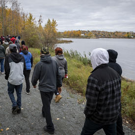 Groupe de personnes se promenant autour du lac Ross. 