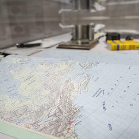 Recueil de cartes, semblable à un atlas, qu’utilisent les astronautes dans l’espace pour les aider à identifier des lieux géographiques précis.