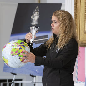 La gouverneure générale explique comment les fusées et la Station spatiale internationale orbitent autour de la Terre.