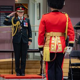 La gouverneure générale salue le lieutenant-colonel commandant Lynam des Governor General's Foot Guards lors d'une cérémonie de passation de commandement.