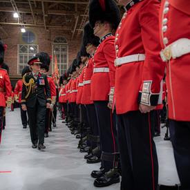 La gouverneure générale inspecte les Governor General's Foot Guards lors d'une cérémonie.