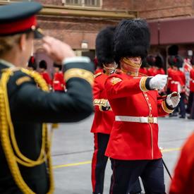 La gouverneure générale salue les Governor General's Foot Guards lors d'une cérémonie de passation de commandement.