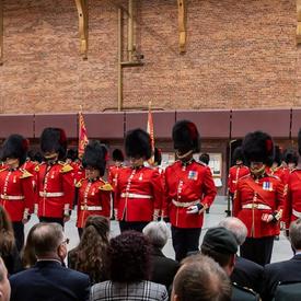 Des membres des Governor General's Foot Guards sont reconnus avec des Décorations des Forces canadiennes.