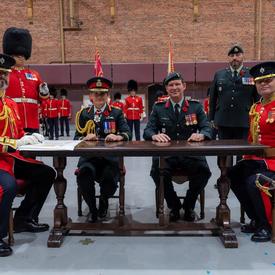 La gouverneure générale participe à la signature officielle des certificats de passation de commandement.
