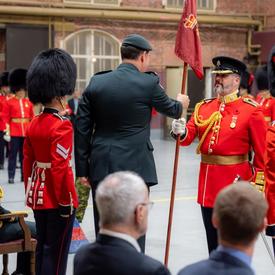 Le lieutenant-colonel Quesnel est accueilli à titre de nouveau Lcol commandant des Governor General's Foot Guards.