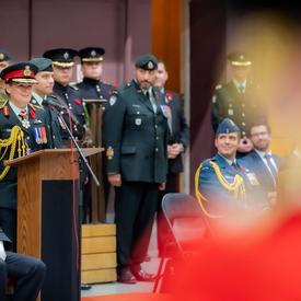 La gouverneure générale prononce une allocution lors d'une cérémonie de passation de commandement des Governor General's Foot Guards.