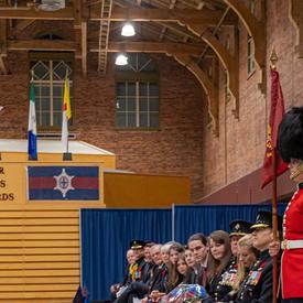 La gouverneure générale salue les Governor General's Foot Guards lors d'une cérémonie de passation de commandement.