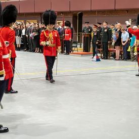 Le lieutenant-colonel commandant Lynam marche avec les Governor General's Foot Guards pour la dernière fois.