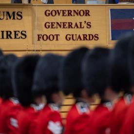 Des membres du Governor General's Foot Guards en défilé.
