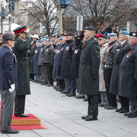 La gouverneure générale salue les anciens combattants lors de la cérémonie nationale du jour du Souvenir.