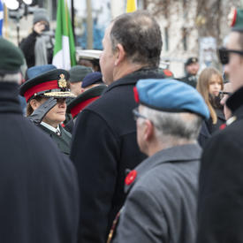 La gouverneure générale salue les anciens combattants lors de la cérémonie nationale du jour du Souvenir.