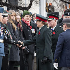 La gouverneure générale serre la main d'un cadet lors de la cérémonie nationale du jour du Souvenir.