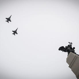 Une photo d'avions effectuant le survol pendant la Cérémonie nationale du jour du Souvenir.