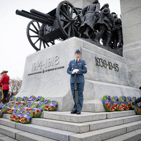 Un officier se tient solennellement près du monument pendant la cérémonie nationale du jour du Souvenir.