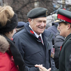 La gouverneure générale s'entretient avec un ancien combattant lors de la cérémonie nationale du jour du Souvenir.